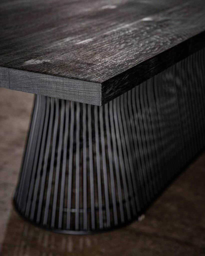 Detailansicht der geschwungenen Stahl-Drahtkonstruktion des curveo Konferenztischs.