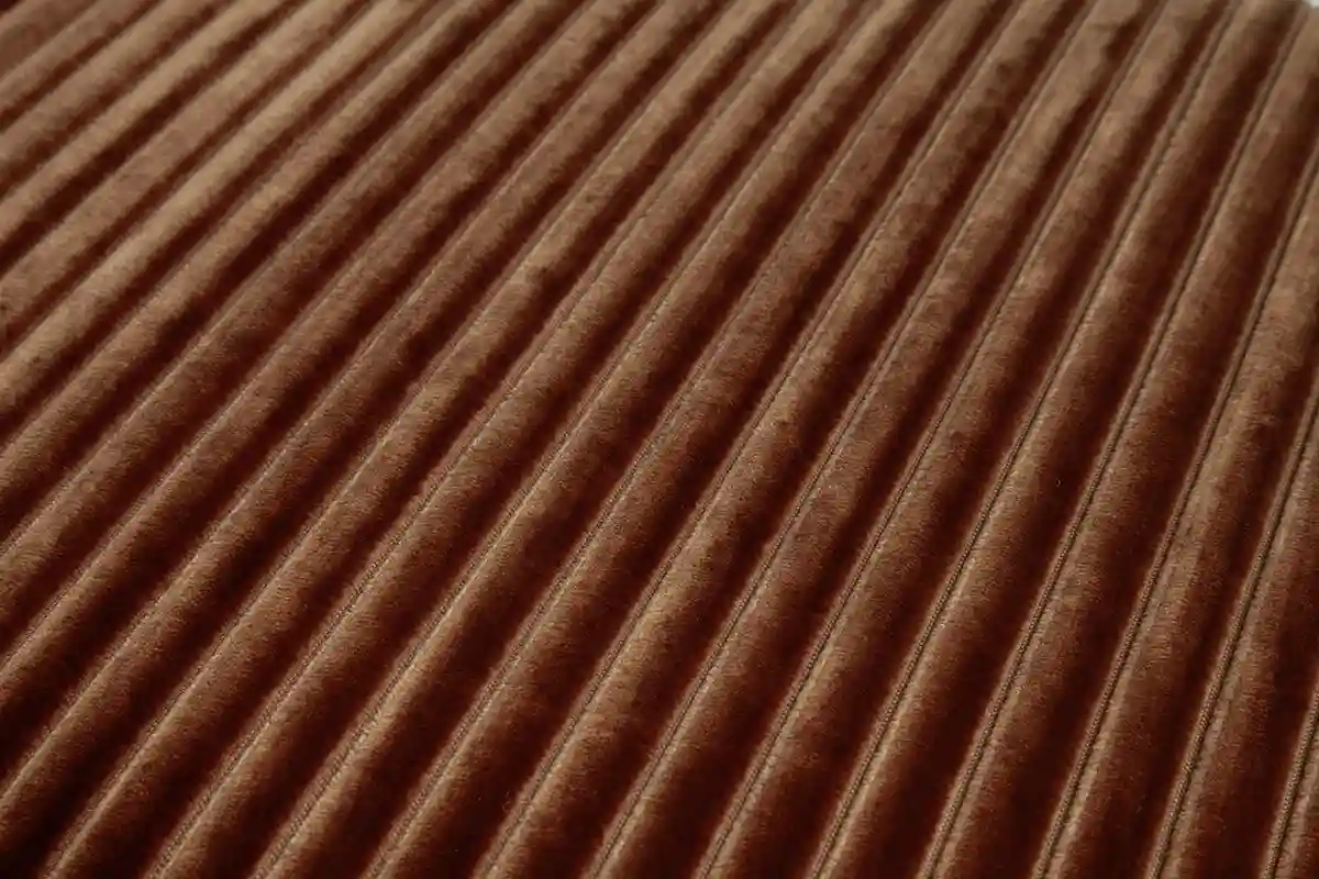 Polsterstoff aus braunem Breitcord mit samtiger Rippenstruktur.