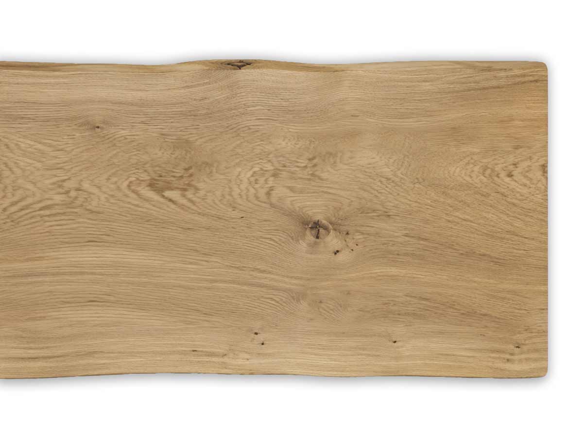 Eiche-Natur-Tischplatte aus Massivholz mit ruhiger Maserung, kleinem Astansatz und natürlicher Baumkante.